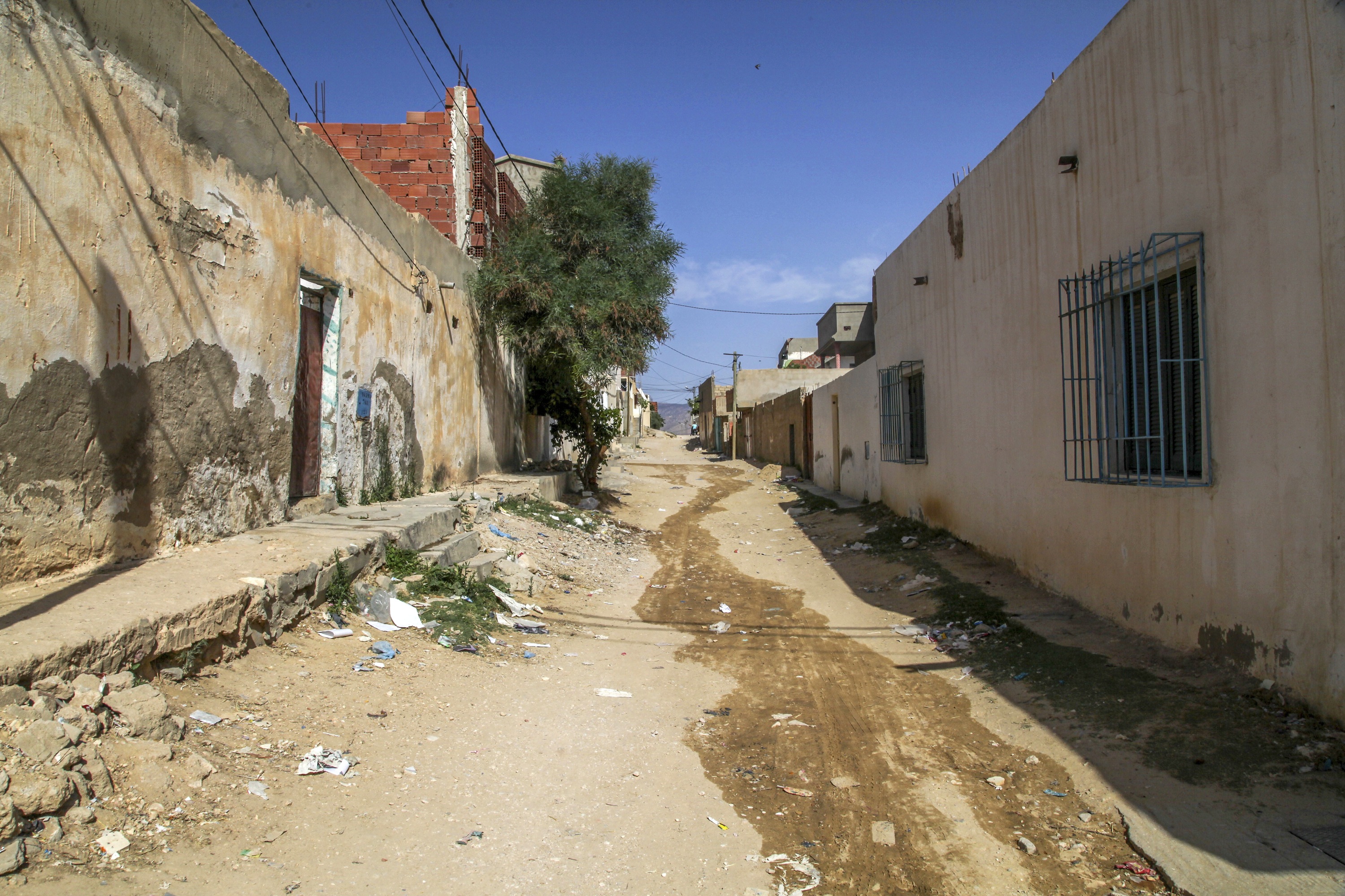 De onverharde wegen van sloppenwijk Cité Karma leiden naar de bergen waar al-Qaeda zit. (c) Baram Maaruf